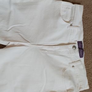 Woman's size 10 White Gloria Vanderbilt Amanda Jeans